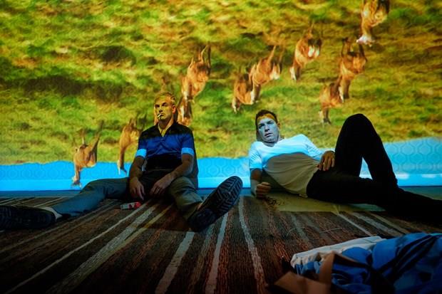 T2 Trainspotting <br>      1996 ylnda gsterime giren ve ksa srede bir klte dnen Trainspotting devam filmi, ilk yapmdan 20 yl akn bir sre sonra izleyicinin karsna kyor. Ynetmen Danny Boyle ve oyuncu kadrosunun geri dnd T2 Trainspotting, 20 yl sonra yeniden bir araya gelen Renton ve etesinin yeni maceralarn nostaljik bir biimde ele alyor.   <br>    (05 Mays 2017)