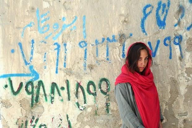 Toz <br>      Gzde Kural'n ilk uzun metraj deneyimi olan Toz, stanbul'dan Afganistan'a uzanan bir aray konu ediniyor. <br>      (26 Mays 2017)