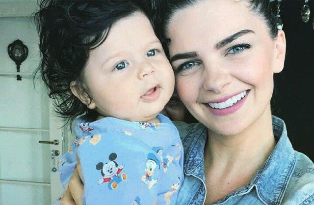 &#8220;Mzikle urayor musun?&#8221;, &#8220;Okullu musun?&#8221;, &#8220;Bir mzik aleti alabiliyor musun?&#8221;, &#8220;Spor yapyor musun?&#8221; gibi bir sr soru sordular. Ben her soruya &#8220;hayr&#8221; diyordum. Orada bir sr insan vard ve aralarnda ok gzel fizie sahip mankenler de vard. Onlara baktmda hi ansmn olmadn dndm."