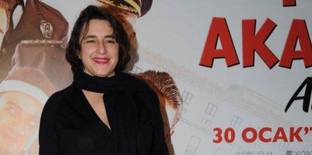 Ama bir gn bir grup arkadayla gittii bir doum gn partisi onun iin dnm noktas olmu. O toplantda herkes birbirine aslnda hayatn nasl ekillendirmek istediini sormu. Dermancolu da hi dnmeden: "Hep oyuncu olmak isterdim" diyerek katlm bu oyuna. O doum gnnde bulunan 'Avrupa Yakas'nn senaristi ve oyuncusu Glse Birsel'den gelmi ilk teklif. Tek blmlk bu rol Esra Dermancolu iin oyunculuk serveninin balangc olmu.