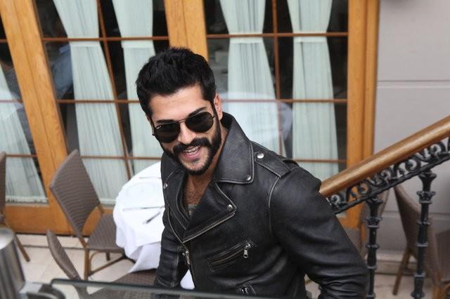 Organizatrler son anda kendilerinden habersiz pe atlan bu 8 fotoraf fark ettiler. Bylece zivit yeniden yarmaclar arasna katld.