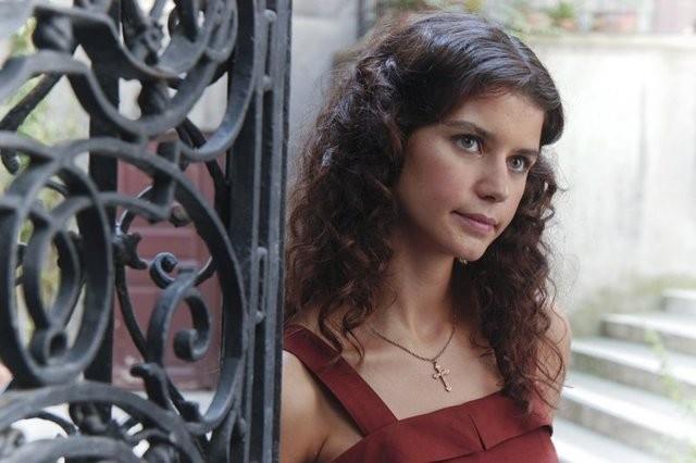 Beren Saat annesinin srar ve o dnemde birlikte olduu sonra bir trafik kazasnda kaybettii erkek arkadann desteiyle 'Trkiye'nin Yldzlar' yarmasna katld.
