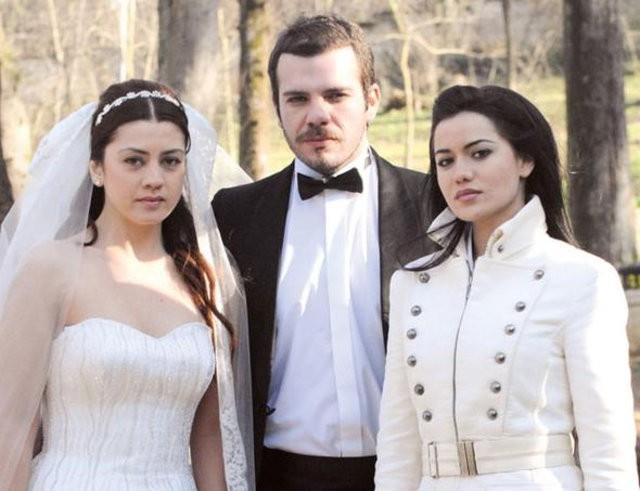 'Yaprak Dkm'nde Necla karakterini canlandrarak nlenen Fahriye Evcen de yaad Almanya'dan tatil iin Trkiye'ye gelip oyuncu oldu.