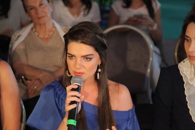 Ardndan da onu hrete kavuturan Kavak Yelleri'ndeki rol geldi. Karahan u sralar ikinci kez anne oldu ve bir sre ekrandan uzak kalacak.