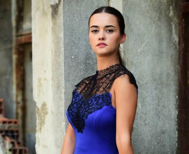 'Kk Kadnlar' adl diziyle oyunculuk hayatna balayan Hande Soral, Komedi Dkkan'n izlemeye gitti, hayat deiti.