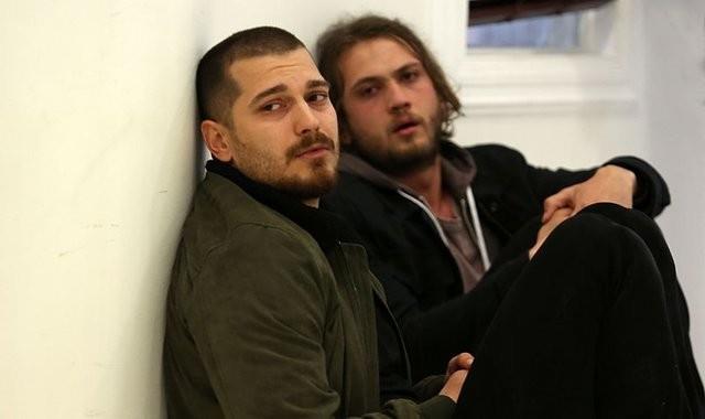 imdi, ekrann en nl gen kuak yldzlarndan biri. Ulusoy son olarak SHOW TV'nin reyting rekortmeni dizisi 'erde'de boy gsteriyor. nl oyuncu 'erde'deki baarl performansyla da ok konuuluyor.