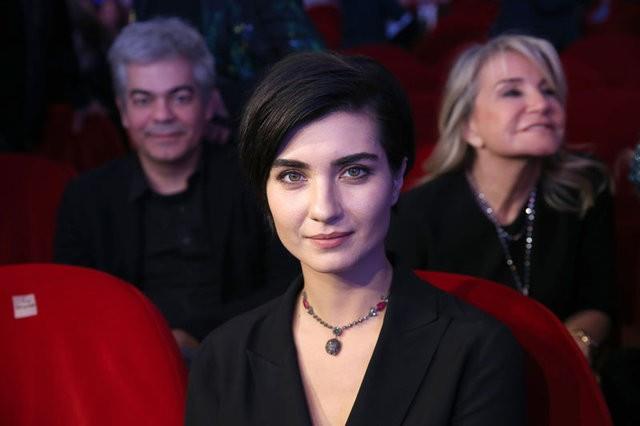 'Asi' dizisi ile Ortadou lkelerinde de tannan Tuba Bykstn aslnda Mimar Sinan niversitesi Sahne Dekorlar ve Kostm Tasarm blmn bitirdi.