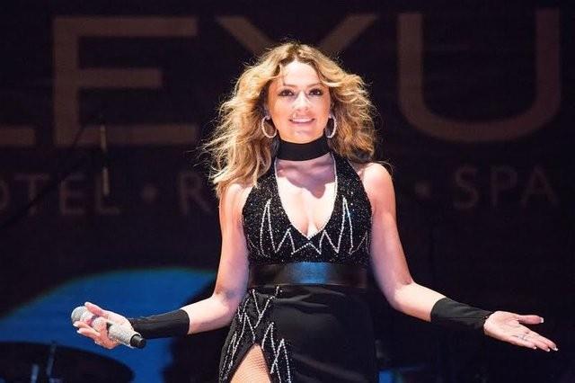 Hadise, yapmclar ve dinleyiciler tarafndan ilk olarak, Belika&#8217;nn Pop Idol yarmas saylan (Trkiye&#8217;deki Popstar Yarmasnn benzeri) Idool 2003'te farkedildi.Yarmay birincilikle bitirmese de, kendisine yapmclar tarafndan albm karmak iin teklif gelen teklifi iyi deerlendirdi.