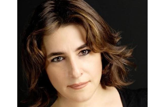 Milyonlarca seyirci onu 'Fatmagl'n Suu Ne?' adl dizide ilk grdnde rolne o kadar yaktrd ki, sanki yllarn deneyimli oyuncusu gibi grnyordu Esra Dermancolu. Oysa gerek hi yle deildi.