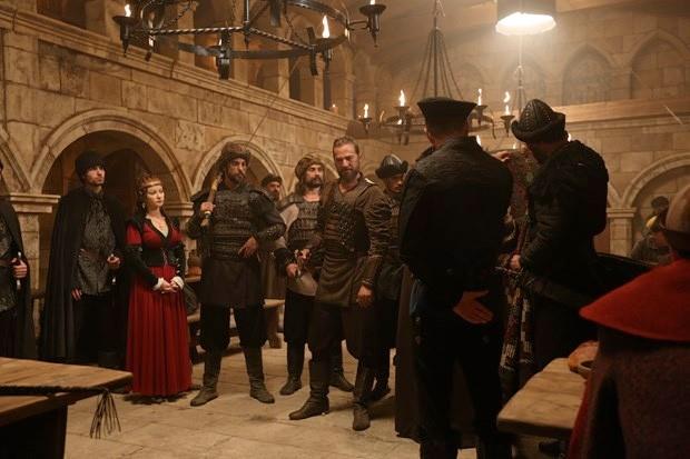 aramba gnleri yaynlanan dier dizilere dnyay dar eden Dirili Erturul'a yan baklmyor. 3 sezonu geride brakan yapm izlenme oranlarnda her geen hafta rekorlarn tazeleyerek yoluna devam ediyor.