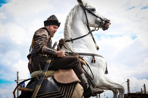 "3.5 AY HAZIRLANMA SREM OLDU"    Daha sonra bu konu hakknda tekrar grmeleri olduunu syleyen Dzyatan szlerini yle srdrd: "Senaryosu ok gzeldi. Uzun bir sre konu hakknda altktan sonra bende inandm. 3,5 aylk hazrlanma srem oldu. Okuluk, ata binme gibi. imdi hepsini yapabiliyorum.