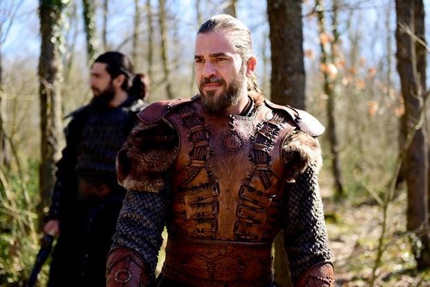 "OYNAMAYA DEVAM EDECEM"    Dzyatan, Dirili Erturul dizisinden ayrlacana dair sylentilerin gndeme geldiini hatrlatarak, "Bu haberlerin bizimle alakas yok. nmzdeki sezonda oynamaya devam edeceim." aklamasnda bulundu.