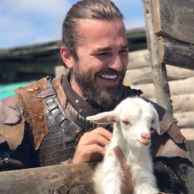 nl oyuncu Dzyatan, Hasan Kalyoncu niversitesi tarafndan bu yl 3. dzenlenen Altn Baklava Film Festivali dl treni ncesinde dzenlenen syleide konutu. Dzyatan projeyi kabul etme srecini, ekimlerdeki zorluklar da anlatt.