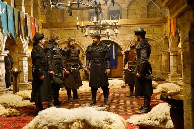 "BEN EN OK HAVA KOULLARI ZORLUYOR"    ekimler srasnda en ok zorland konunun hava koullar olduunu belirten 37 yandaki oyuncu, "Benim atm kiilii olan eitimli bir at. Kayt sesini duyduunda kendiliinden harekete geiyor. Ama yine de at sonu olarak canl araba gibi deil. Her zaman istediimiz gibi hareket etmiyor. Zaman zaman zorlandm sahneler oluyor. Bunun yan sra Dirili Erturul'da beni en ok zorlayan hava koullar" diye konutu.