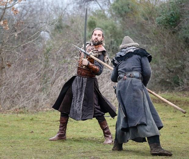 Alt yazl ve dublajl versiyonlaryla bata Suudi arabistan, Kuveyt, Msr ve Katar olmak zere birok Arap lkesinde takip edilen dizi zellikle genler arasnda byk ilgi gryor. Dizinin zirvede yer almasnda byk emei olan Erturul Bey'i oynayan Dzyatan sahiden de ayrlyor mu?