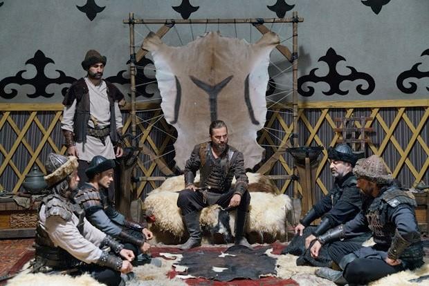 Dnya tarihini ok sevdiini belirten Dzyatan, proje iin gelen ilk teklifi neden reddettiini bu szlerle aklad: "lk dizi teklifi geldiinde bunu reddetmitim. ok gzel bir diziydi ama yaplabileceini sanmyordum. Konu gzel olsa bile ekimlerde sorun yaarsanz kt bir film ortaya kar. Hikaye yaratcln kaybeder, komediye dnr. Bu yzden teklifi reddettim. "