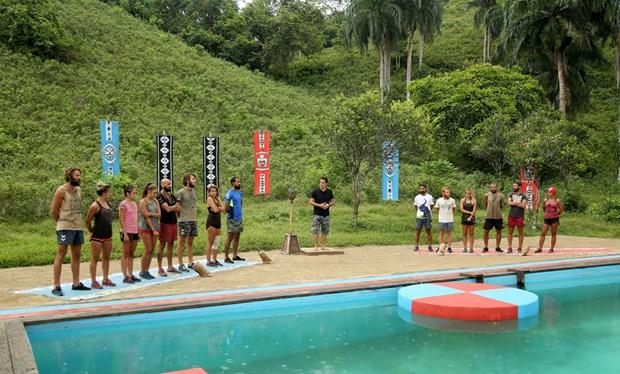 Survivor'da cuma gn nller takm ile gnlller takmlar villada bir gece kalma, browni ve yemek mensnden oluan (ezo gelin, zeytinyal fasulye, zgara bonfile, bulgur pilav ve patates kzartmas) toplam  dl iin kar karya geldi.Kazanan takmn villadada kalma, hem browni hem de yemek mens dllerinin n alarak ziyafet ekecei dl nller takm kazand.