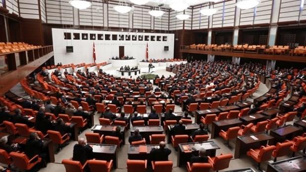 Teklif, 19 Austos 2016'da yrrle giren Baz Alacaklarn Yeniden Yaplandrlmasna likin Kanun kapsamna giren alacak trleri ve alacakl idareler esas alnarak, bu idarelerin 31 Mart 2017 tarihine kadar olan kesinlemi alacaklarn yaplandryor.Daha nceki yaplandrma kapsamnda bavuru yapamam borlulara da yeni bir imkan tannyor. Ancak yaplandrmadan yararlanan ve taksit demeleri devam edenlerin yaplandrlan borlar kapsam dnda tutuluyor.