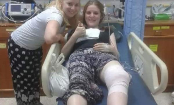 Hayvan okarken fotoraf ektiren Brennan birka dakika sonra uyanan kaplan tarafndan yere savruldu ve bacandan srld...