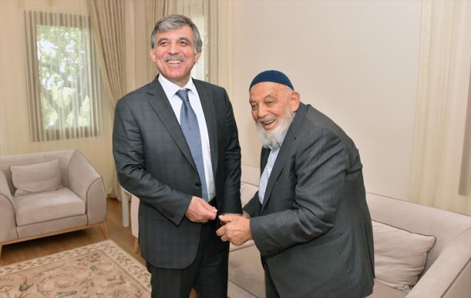 Gl'n babasnn cenazesine elenk istenmiyor<br>  11. Cumhurbakanl Ofisi'nden yaplan aklamada cenazeye elenk gnderilmemesi istendi... Aklamada u ifadelere yer verildi: "Cumhurbakanmz Sn. Abdullah Gl'n muhterem Babalar Ahmet Hamdi Gl vefat etmitir. Merhuma Allah'tan rahmet, Sayn Cumhurbakanmz ve tm Gl ailesi ile sevenlerine basal diliyoruz. Cenaze trenine elenk gnderilmemesi, bunun yerine Abdullah Gl niversitesi Destekleme Vakfna bata bulunulmas istirham olunur. Abdullah Gl niversitesi Destekleme Vakf hesap numaras TR57 0001 5001 5800 7299 0840 16 dir."