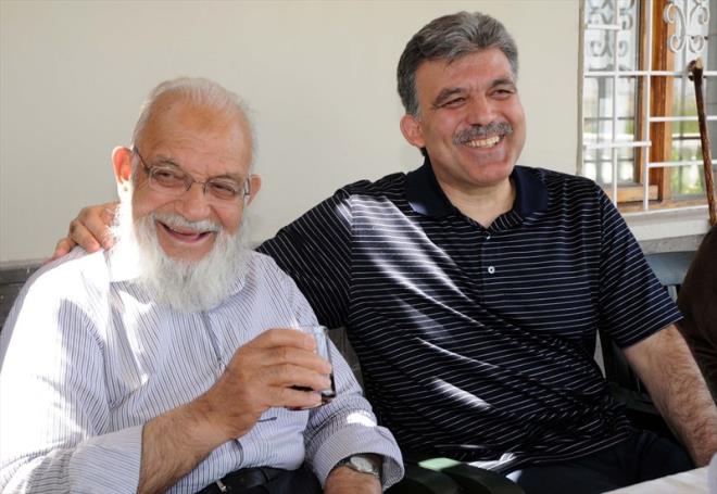 CENAZE NE ZAMAN? : Onbirinci Cumhurbakan Abdullah Gl'n Kayseri'de vefat eden babas Ahmet Hamdi Gl bugn topraa verilecek. Ahmet Hamdi Gl'n cenaze namaz leyin Melikgazi lcesi Cami-i Kebir'de klnacak.