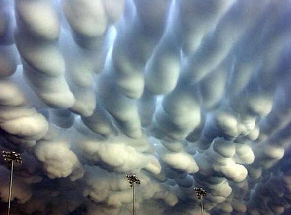 En nadir grlen bulut kmelerinden biri... Meme but olarak da bilinen Mammatus bulutlar genelde ABD ve Avustralya'da grlyor ve iddetli bir frtna ncesi ortaya kyor.