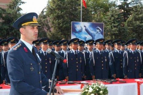 Askeri General    Y�ll�k geliri: 162 bin 54 Dolar