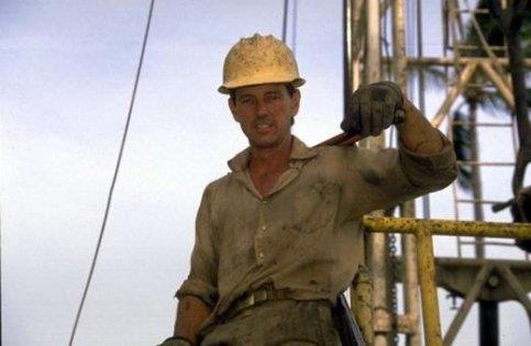 Sondaj Kulesi �al��an�    Y�ll�k geliri: 33 bin 136 Dolar