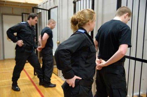 Hapishane D�zenleme G�revlisi    Y�ll�k geliri: 39 bin 156 Dolar