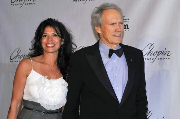83 yandaki Clint Eastwood, 17 yllk ei Dina'yla evliliini ani bir kararla bitirdi.