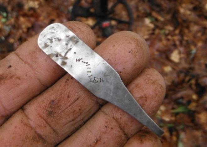 1849'da ukur zerinde almak iin baka bir irket kollar svar. almalar sonucu ii para dolu olan iki f bulunur. Daha da ilginci  kk altn zincir baklas da ortaya kar.