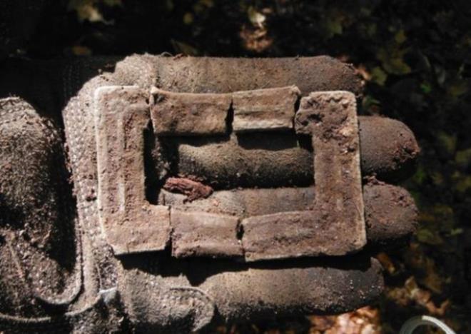 Aradan geen yllar boyunca kimse buraya el srmemitir. lk aamada 27 metreye ularlar ve her  metrede bir ayn mee ktklerinin bulunduu anlalr. 12 metreden sonra ktklerin stnde bir kmr tabakas, 15 metrede bir kat cam macunu, 18 metrede ise bir kat hindistan cevizi lifi bulunur. Ve 27 metreye gelindiinde en garip eyi kefederler: zerinde garip bir yaznn bulunduu bir ta. Ta karrlar ama kuyuya oluk oluk su dolunca almalar yine yarm kalr.