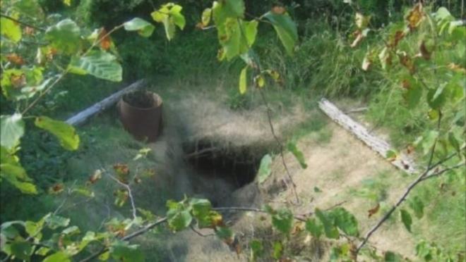  gen, g kazmaya alrlar. Neredeyse 9 metre kazarlar ama ukurun dibini gremezler. Pes edip, geri dnerler. Yaadklar yer Chester'a gidip, define olduunu dndkleri ukuru kazmak iin yardm isterler ama kimse yanamaz. Blgeye ilk yerleenlerden Chesterl bir kadnn annesi gemite Oak adasnda yaanan bir olaydan bahseder: