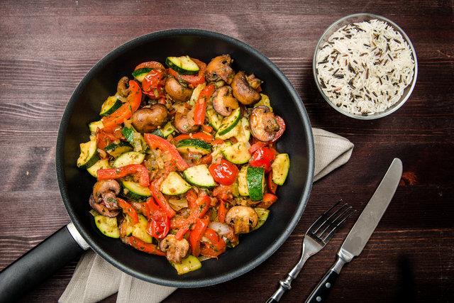 Uzmanlar gnn son yemeinin len saat 14.00&#8217;de yenilmesi gerektiinin altn izerek, &#8220;Akam yemei insanlarn kilo almasna neden oluyor.