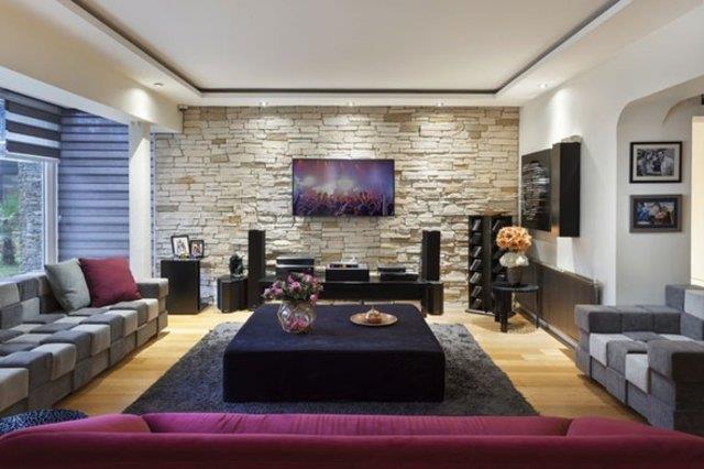 Evin giri kat salon, yemek odas, mutfak ve misafir tuvaletinden oluuyor. st katta giyinme odas ve 2 olunun odas var. atda byk bir banyonun da bulunduu yatak odas mevcut. Bahe ve garaj parti alan gibi dzenlenmi.