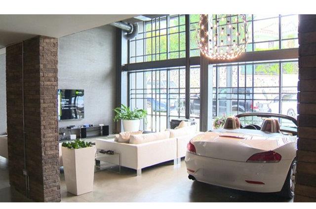 Behzat Uygur bu durumu "Her gittiimiz yerde otopark sorunu yayoruz. Araba evin iinde olsun diye dndk" szleriyle aklyor. Otomobilin hemen yannda oturma alan gze arpyor. Bu alanda bir de soba var. Behzat Uygur k aylarnda mandalina kabuklarn sobann zerine koyarak keyif yapyormu...