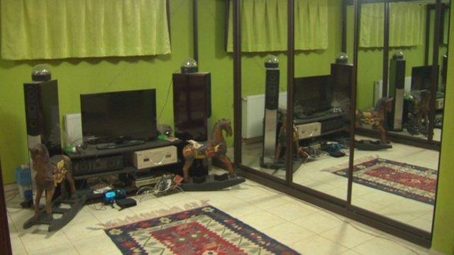 Alptekin, mankenlik dneminden kalan dans etme tutkusu nedeniyle evin bir blmn disko yaptn syledi. nl isim, evde zaman zaman aynann karsna geip k ve mzik eliinde kendi kendine dans ettiini belirterek, "Darda deil, burada kendi kendime eleniyorum" dedi.