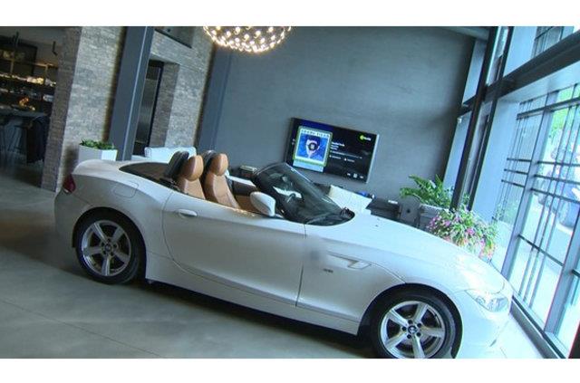 Evdeki en dikkat ekici detay ise garajn da ieride olmas. Arac oturma odasnn yannda.