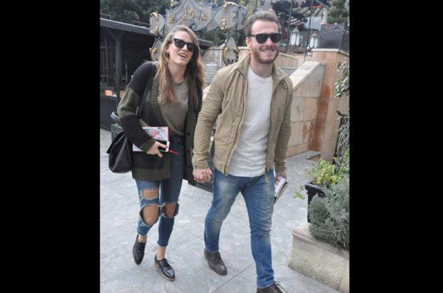 BR YILLIK SZLEME YAPTILAR    Bu durumu renen Sarkaya ile Brsin, ilk frsatta evi grmeye gitti. Binay bir hayli beenen ift, ev sahibiyle bir yllk kira szlemesi yapt. kili imdi ise ak yuvalarnn tadilat ileriyle urayor.