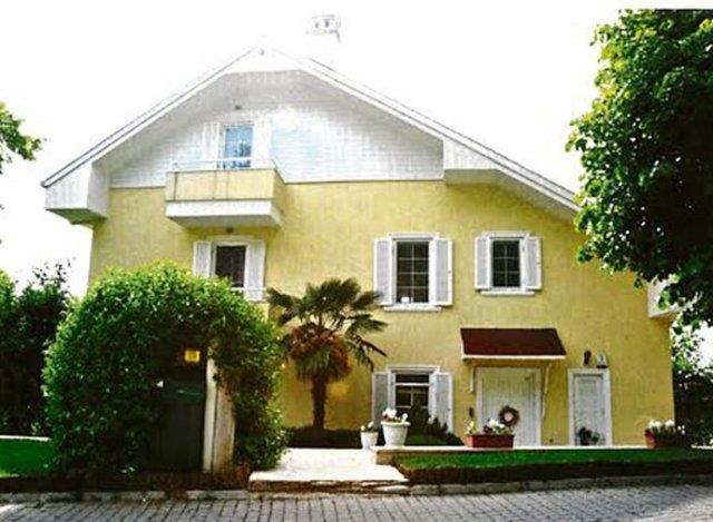 Modern ve klasik izgilerin ahenk ile dans ettii 4 katl evde, herkesin kendine zel bir yaam alan var.