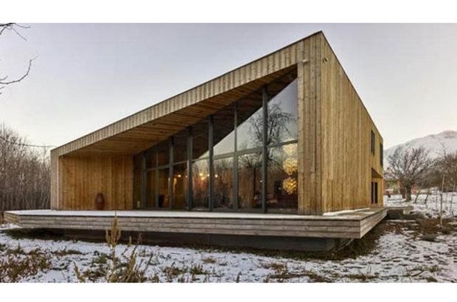 Hrriyet'in haberine gre, ynetmen ve sanat Kutlu Ataman, Altn Portakal Film Festivali&#8217;nde &#8216;en iyi film&#8217; seilen, Berlin Film Festivali&#8217;nden de zel dlle dnen &#8220;Kuzu&#8221; filmini de ektii Erzincan&#8217;da grenleri hayran brakan bir ev yaptrd.