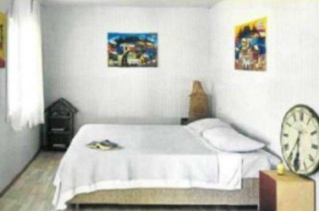 "Onunla vnyorum. 53 yanda ve her eye sfrdan balad. Atilla burada doa ve hayvanlarla ok mutlu. Tavuklar, horozlar, bostanmz her ey harika. Suyumuz kuyudan geliyor, scak su bile yok. Denizde du alyoruz. Masalar, banklar, aydnlatmalar hepsi antika pazarndan yada tersanelerde sklen eski gemilerden. Ak delilik hali ve biz birbirimize az"