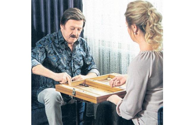 Beikta&#8217;ta oturduklar apartman dairesi kentsel dnme girince, 4. Levent&#8217;e tanan ift i mimar Dilara arba Kutay ile alm. Didem ahin : Evimde antikay zellikle istemedim. nk bakalarna ait enerjinin evde dolamasn tercih etmem."En byk keyfimiz Selami ile tavla oynayp kahve imek."