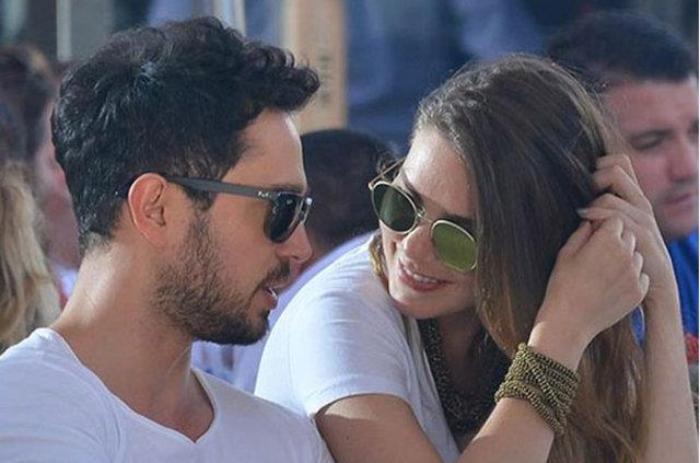 Murat Boz ve Asl Enver, srekli zillerine baslp rahatsz edildikleri iin Kurueme'de oturma karar almt.