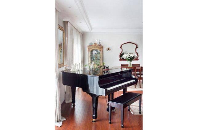 Nilfer; 2015 ylnda kaybettii yakn dostu Kayahan'n piyanosunu evin ba kesine koymu.