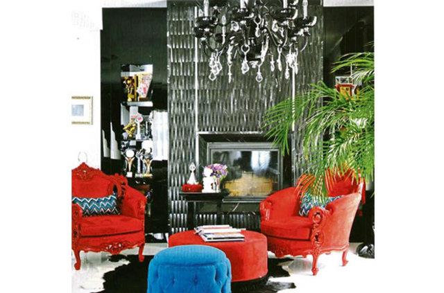 Evin btnnde siyah beyaz hakim olsa da, aralara serpitirilmi krmz ve mavinin uyumu dikkat ekiyor.