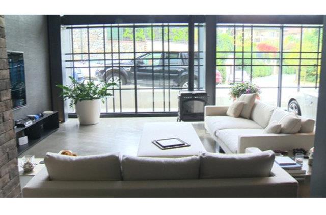 Uygur'un zellikle Amerika'da sklkla kullanlan loft tarz dairesi mimarisi ile gz kamatrd.  Evde duvarlarn olmamas Uygur ailesine ferah bir yaam alan sunuyor.