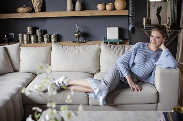 &#8220;Evde masklen stil sevdiime karar verdim. Yerde koyu gri seramikler ve salonda koyu parke houma gidiyor.&#8221;