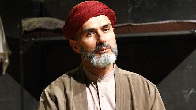 Yaar Alptekin, kendi zevkine gre geleneksel motiflerle dayayp dedii evinin kaplarn Renkli Sayfalar kameralarna at. Alptekin'in Kurtky'de bulunan 3 katl evinde sauna ve disko var.