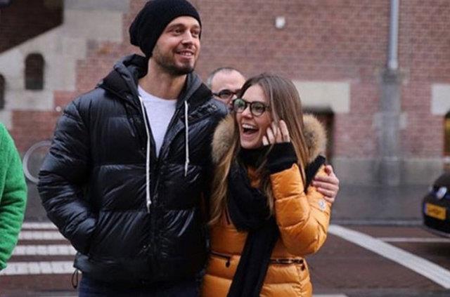 MURAT'IN TAINDII EVE YERLETLER    Yaz bandan beri kendilerine uygun bir ev aray iinde olan Serenay Sarkaya ile Kerem Brsin ifti sonunda aradklarn buldu! ift, Murat Boz&#8217;un daha nce oturduu Yeniky&#8217;deki eve tand.